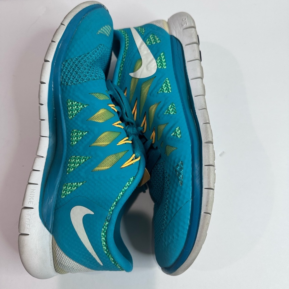 Nike women’s Teal and Yellow Athletic Shoes - Picture 4 of 8